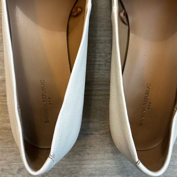Banana Republic Textured Pointed Toe Loafer Flats in Ivory White, Size 10 - Picture 3 of 6